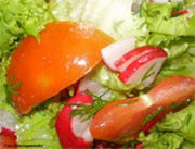 Легкий салат из редиски и помидоров