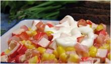 Салат с кукурузой, помидорами и крабовыми палочками