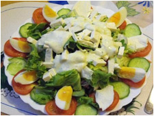 Смешанный салат с яйцами, сыром Фета и помидорами
