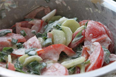 Помидорно-огуречный салат со сметаной