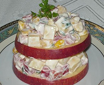 Закусочный салат с твердым сыром и яблоками