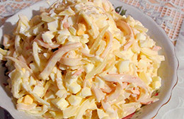 Салат с мясом кальмаров и сыром