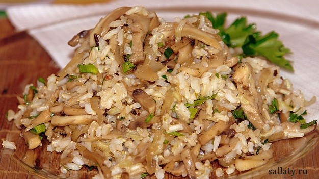 Салат с рисом и грибами вешенками