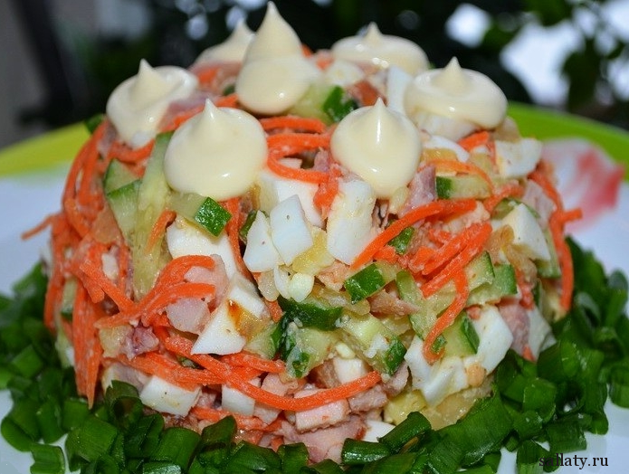 Салат с курицей корейской морковью и огурцом