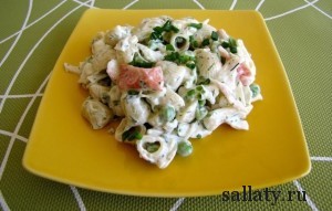 Морской салат с кальмарами и крабовыми палочками
